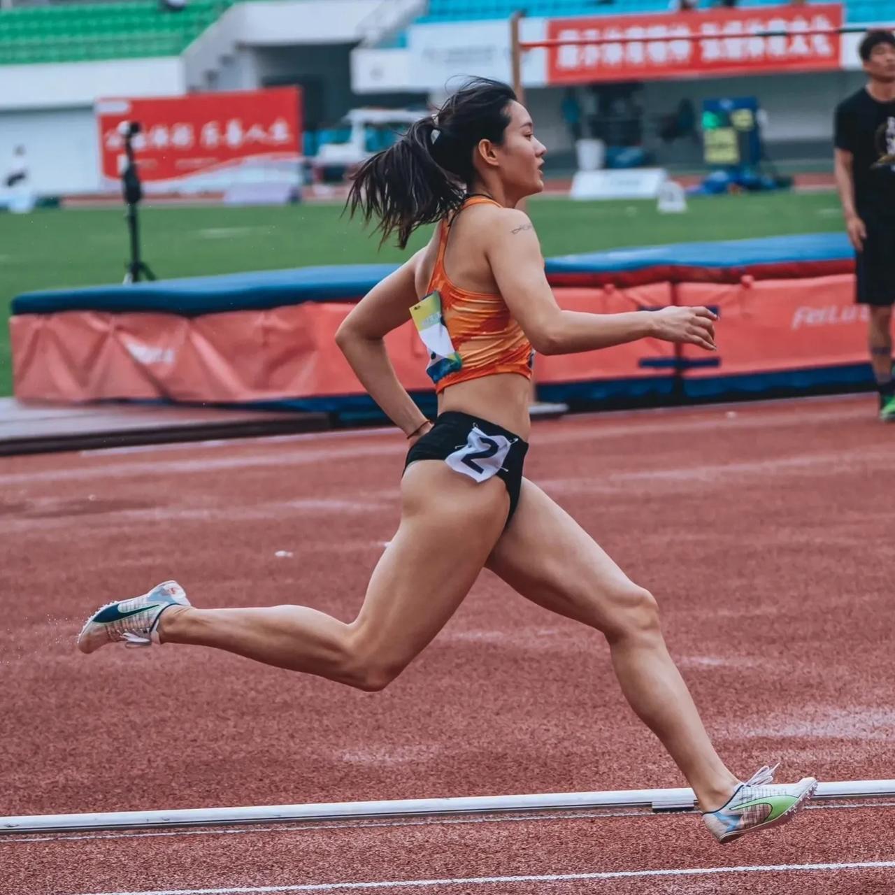 包含运动员的专注与坚持为比赛增光添彩的词条