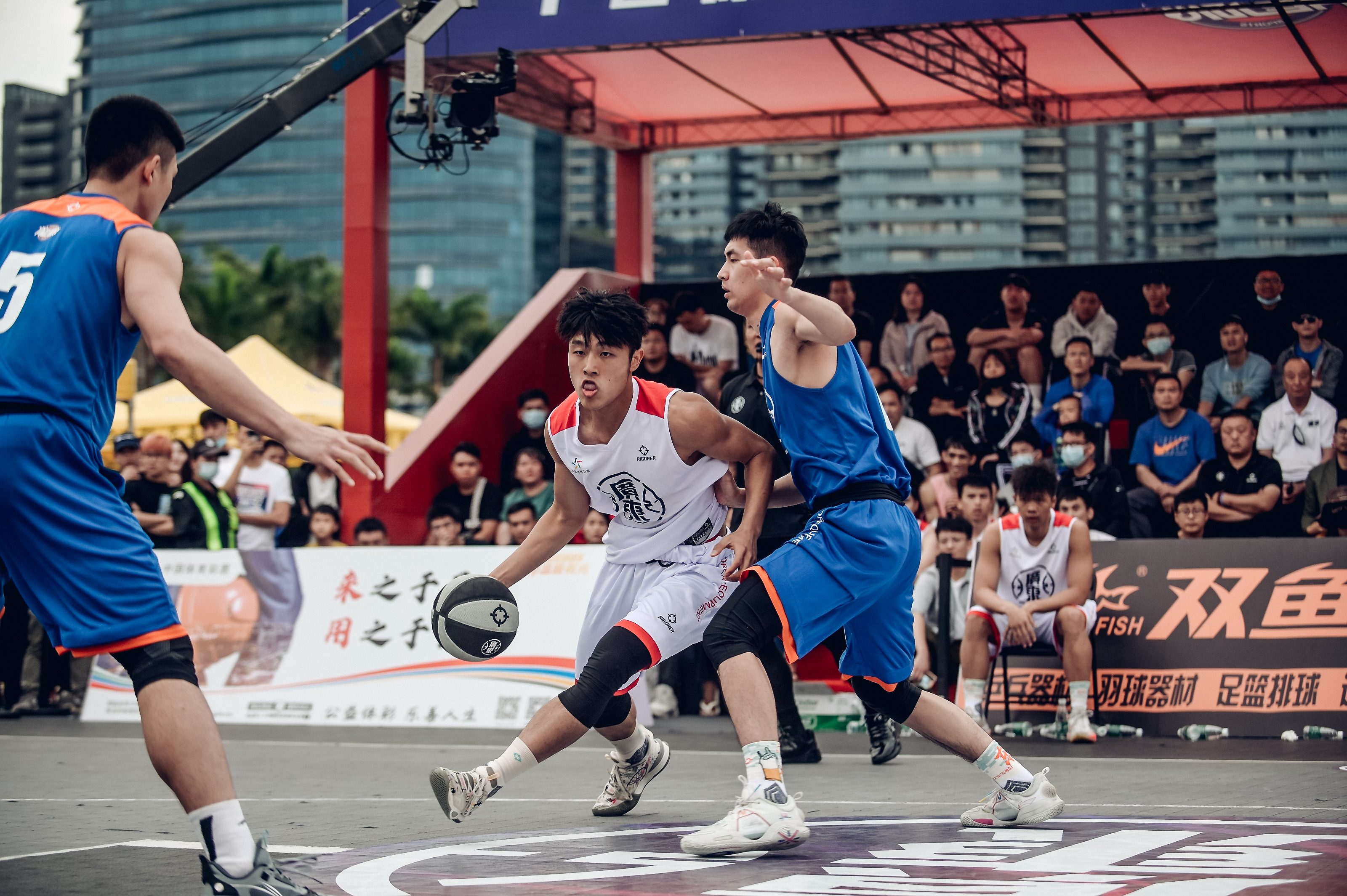 包含冠军之争激烈，明年篮球联赛更有看点的词条