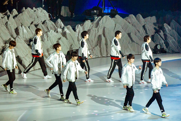  JackeyLove回归赛场，比分优势明显首场状态亮眼，RNG观众沸腾！