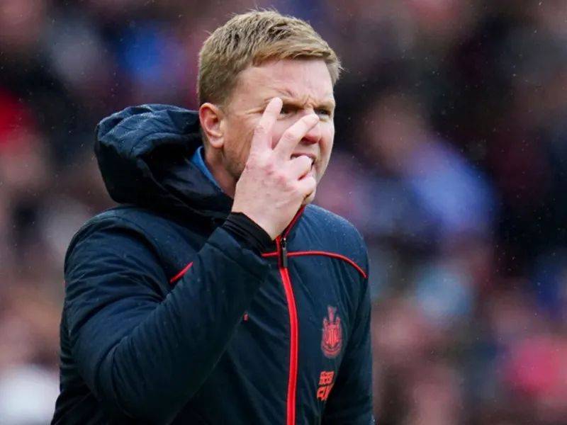  莱万多夫斯基在曼联比赛中绝杀，关键助攻引发热议！